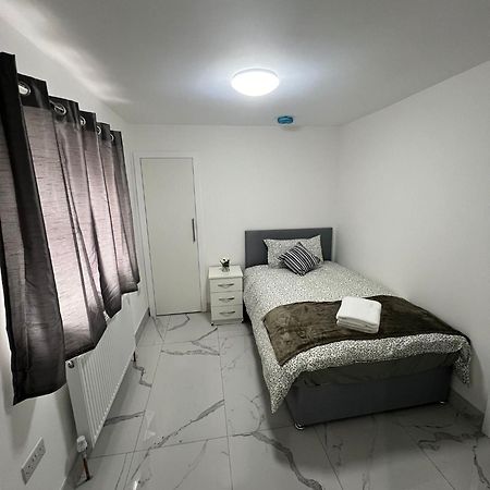 Апартаменты 93 New Road Хармондсворт Экстерьер фото