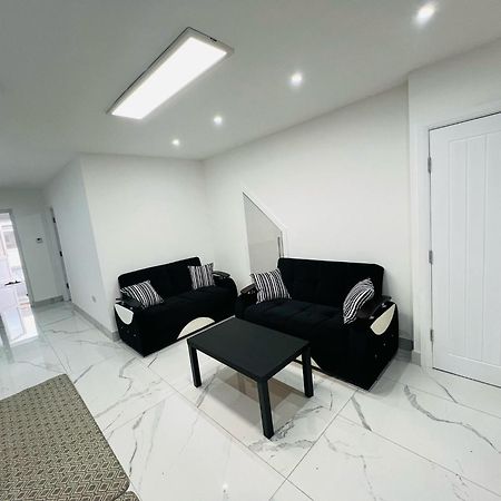 Апартаменты 93 New Road Хармондсворт Экстерьер фото