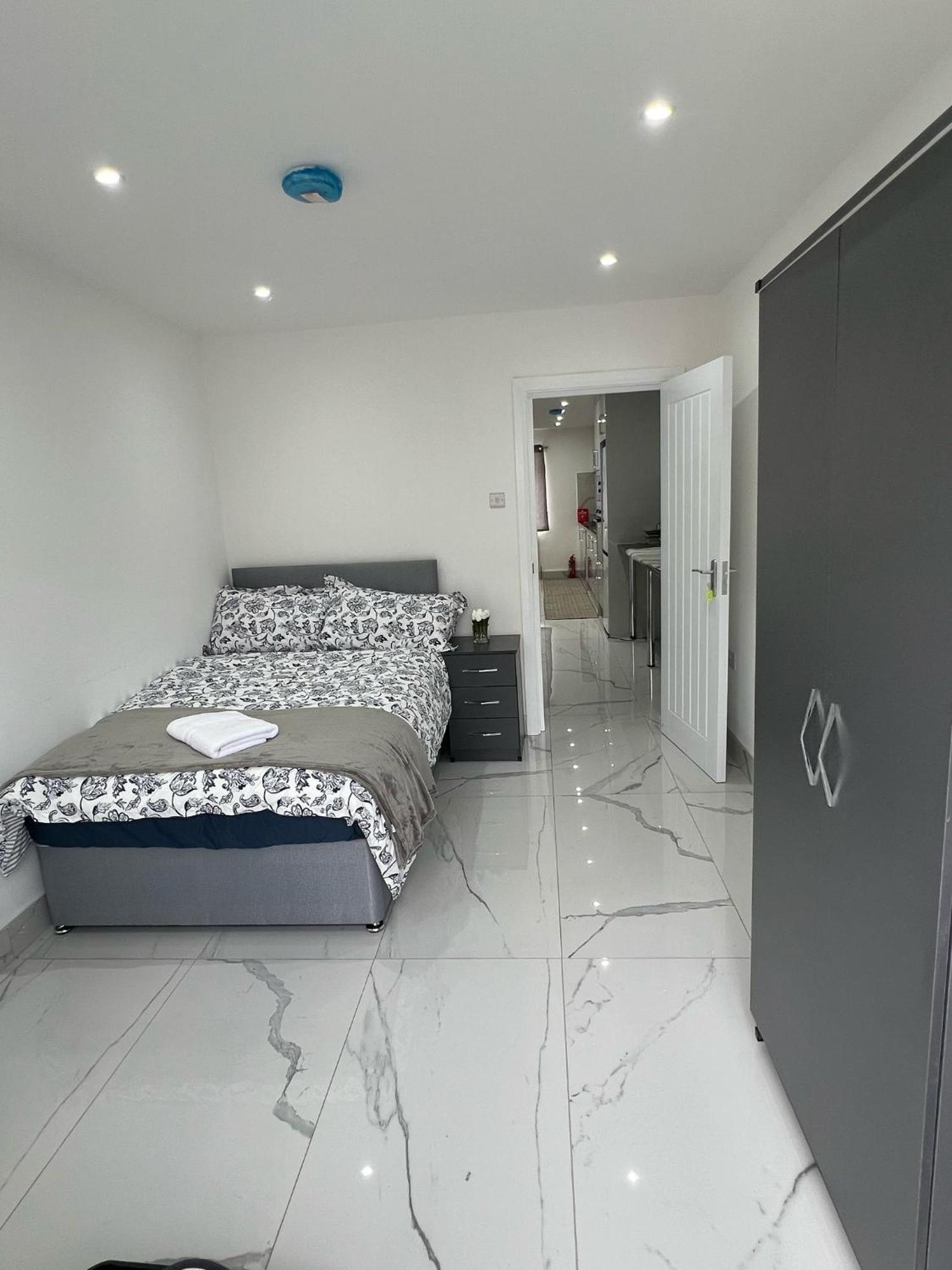 Апартаменты 93 New Road Хармондсворт Экстерьер фото