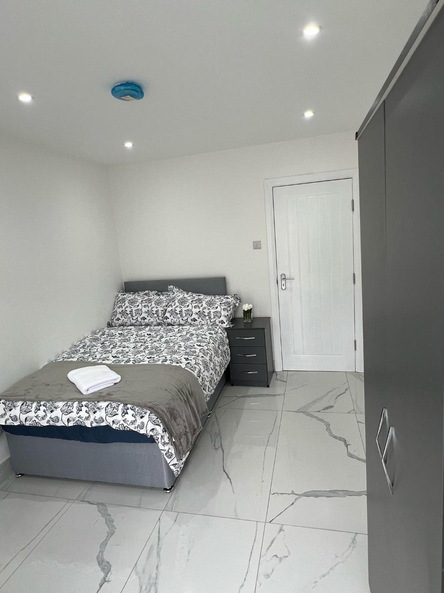 Апартаменты 93 New Road Хармондсворт Экстерьер фото