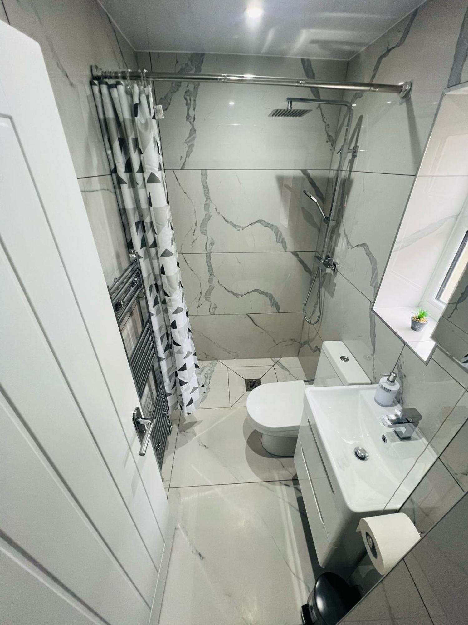 Апартаменты 93 New Road Хармондсворт Экстерьер фото