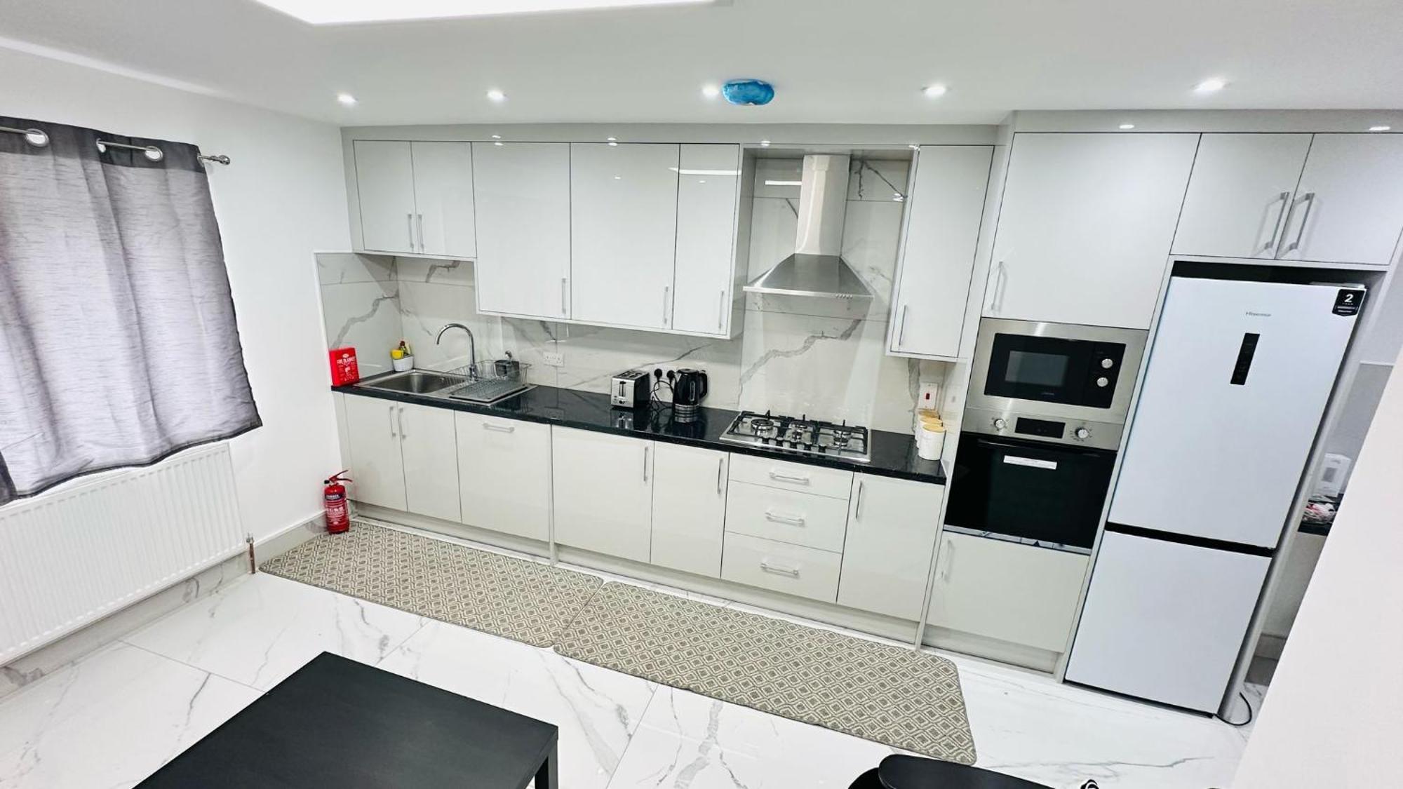 Апартаменты 93 New Road Хармондсворт Экстерьер фото