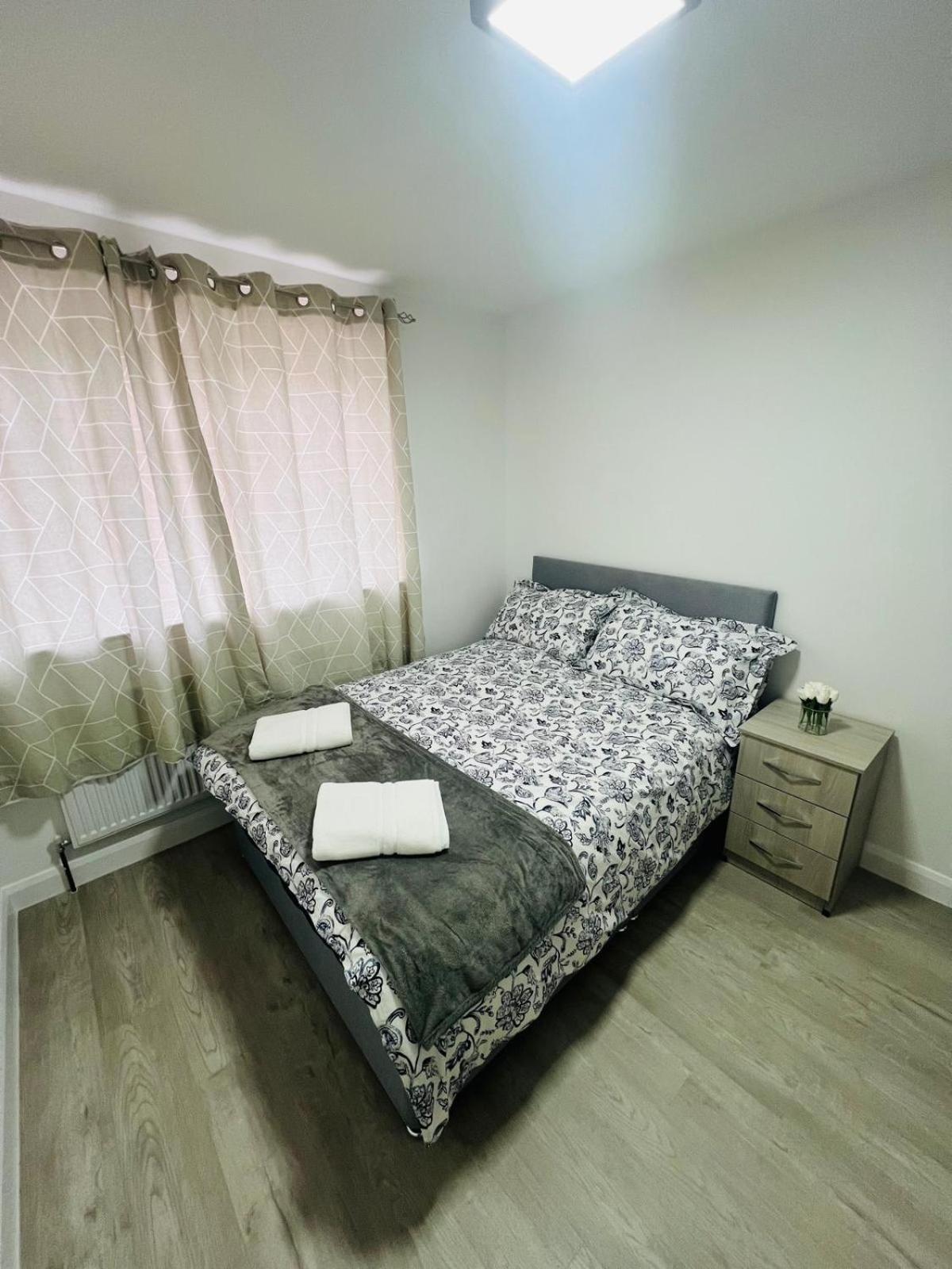 Апартаменты 93 New Road Хармондсворт Экстерьер фото