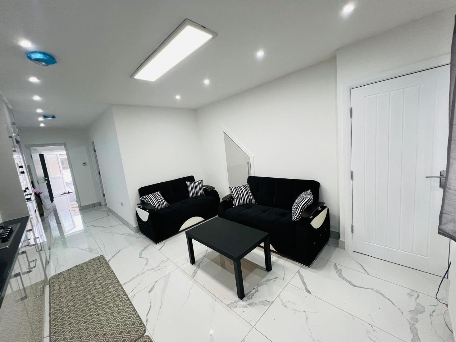 Апартаменты 93 New Road Хармондсворт Экстерьер фото