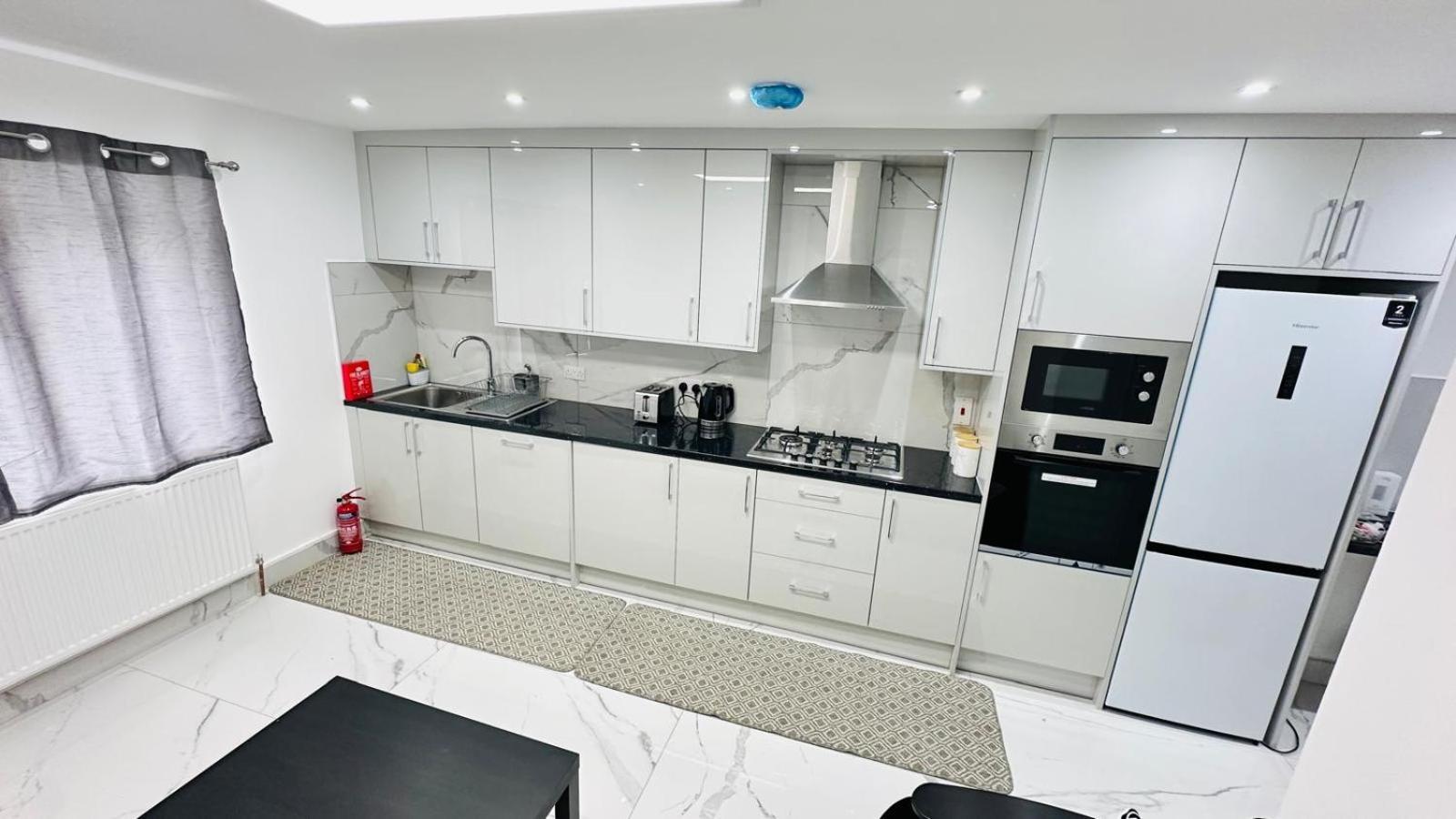 Апартаменты 93 New Road Хармондсворт Экстерьер фото