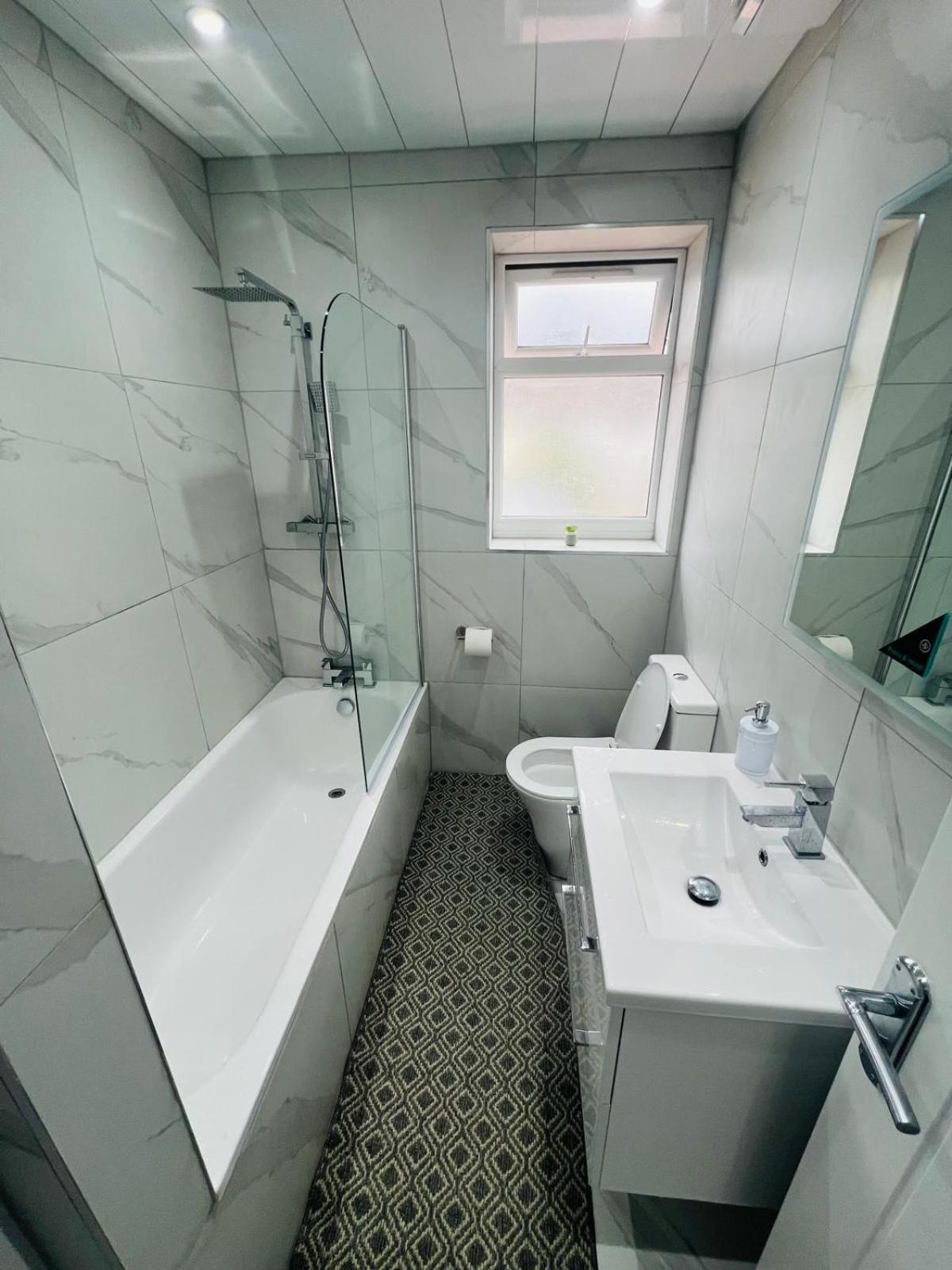 Апартаменты 93 New Road Хармондсворт Экстерьер фото