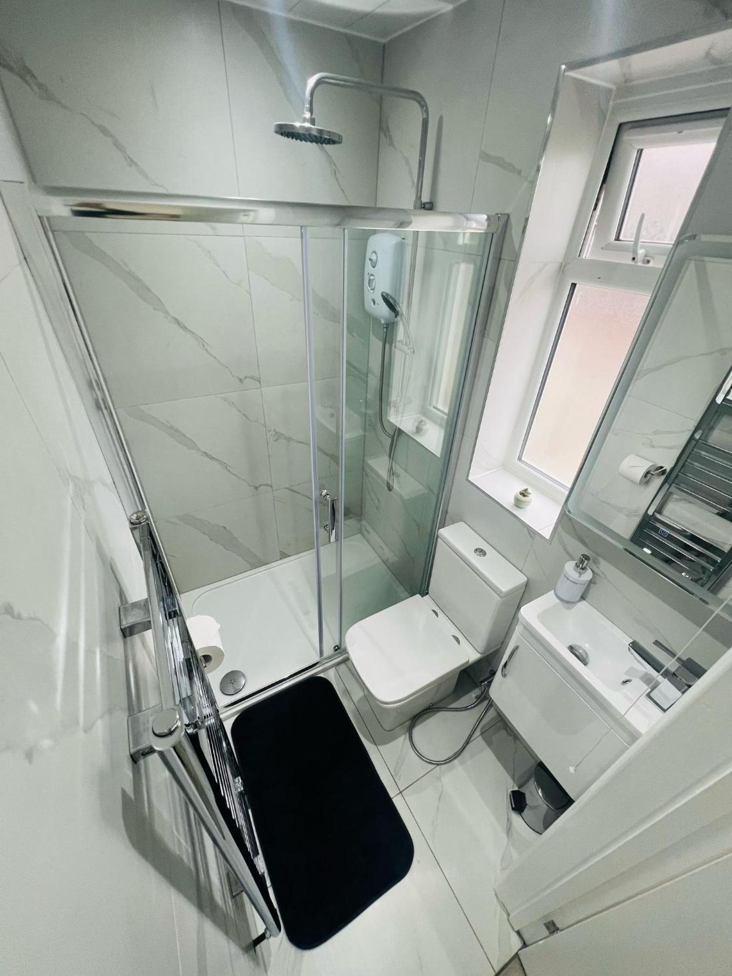 Апартаменты 93 New Road Хармондсворт Экстерьер фото