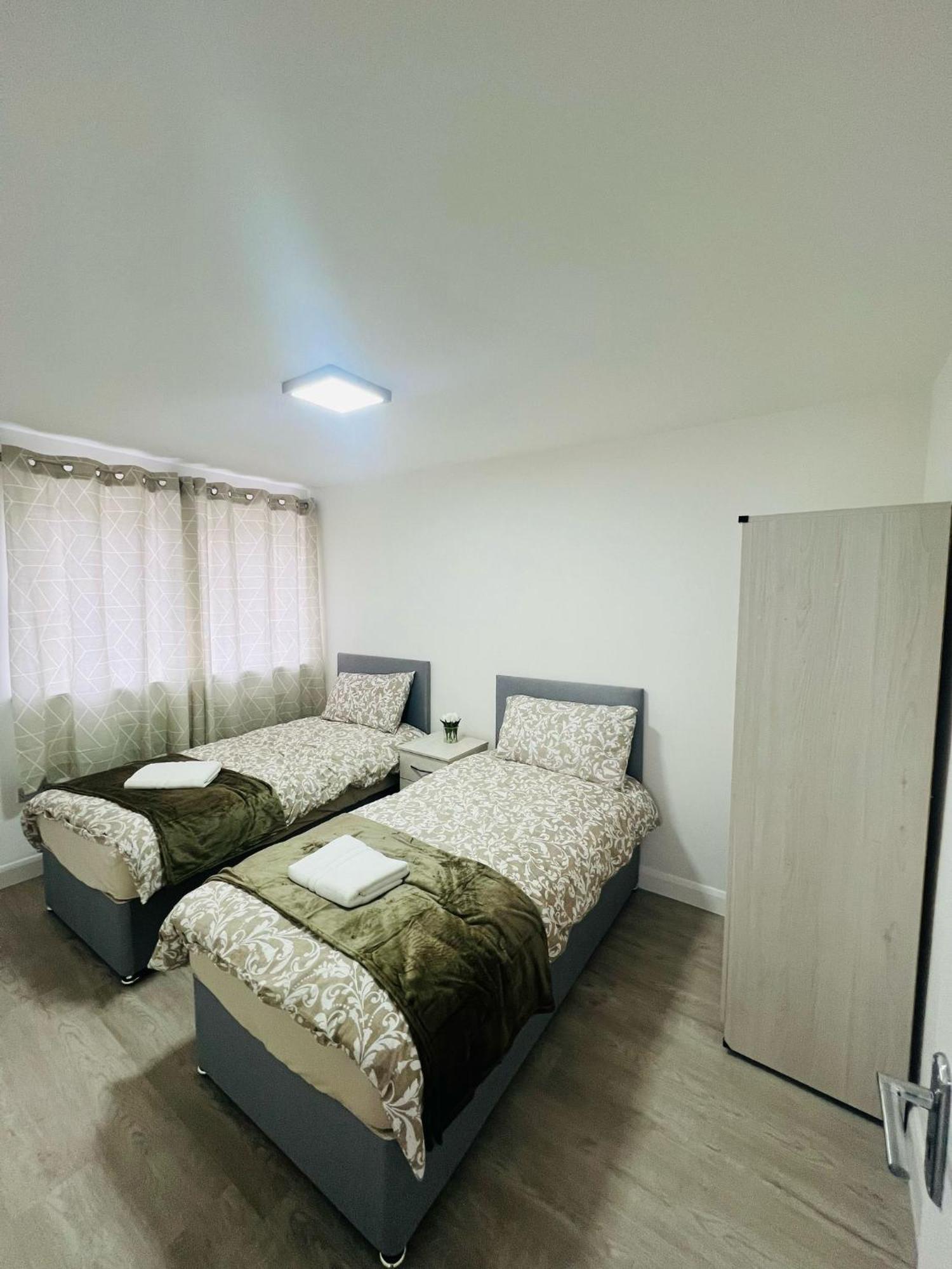 Апартаменты 93 New Road Хармондсворт Экстерьер фото